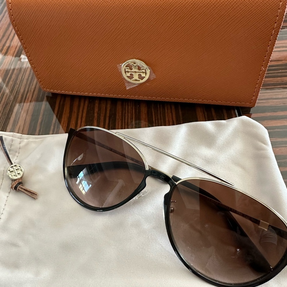 Tory Burch ELEANOR PILOT SUNGLASSES in black and gold NIB